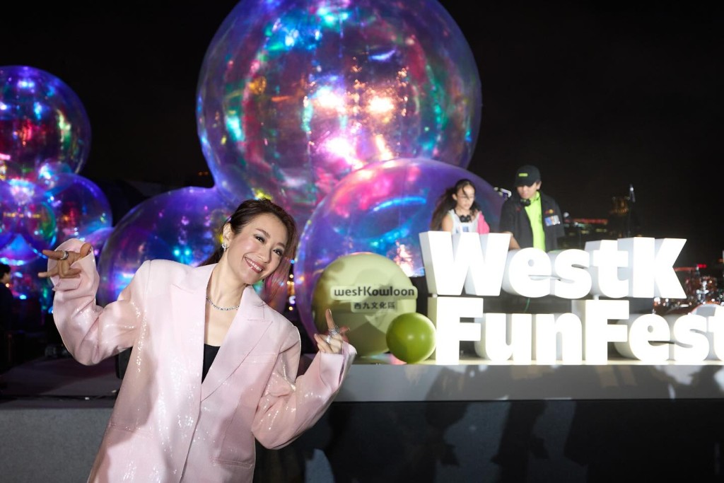 Lily日前出席首届「西九家FUN 艺术节」，更与DJ孙楠合作表演。