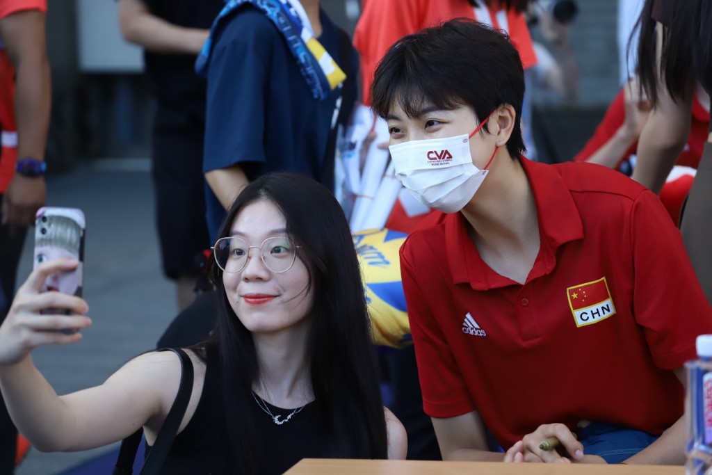 中國女排與球迷簽名合照。 本報記者攝