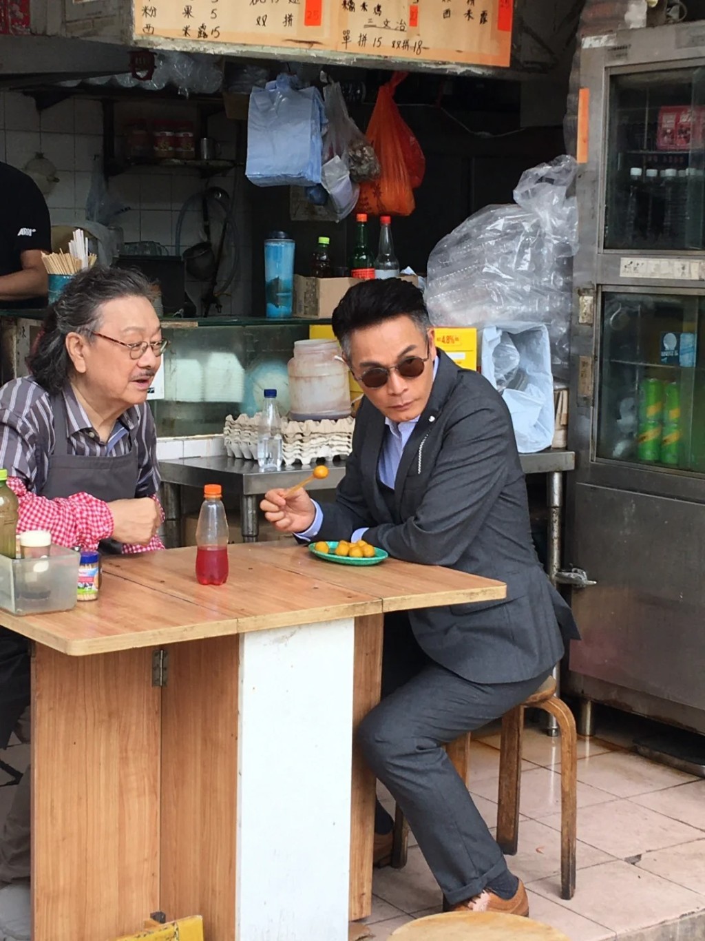 有网民以为郭晋安因离婚影响心情，要去小食店吃鱼蛋找店员陪聊天，后来看到有剧组人员才知是在拍剧。