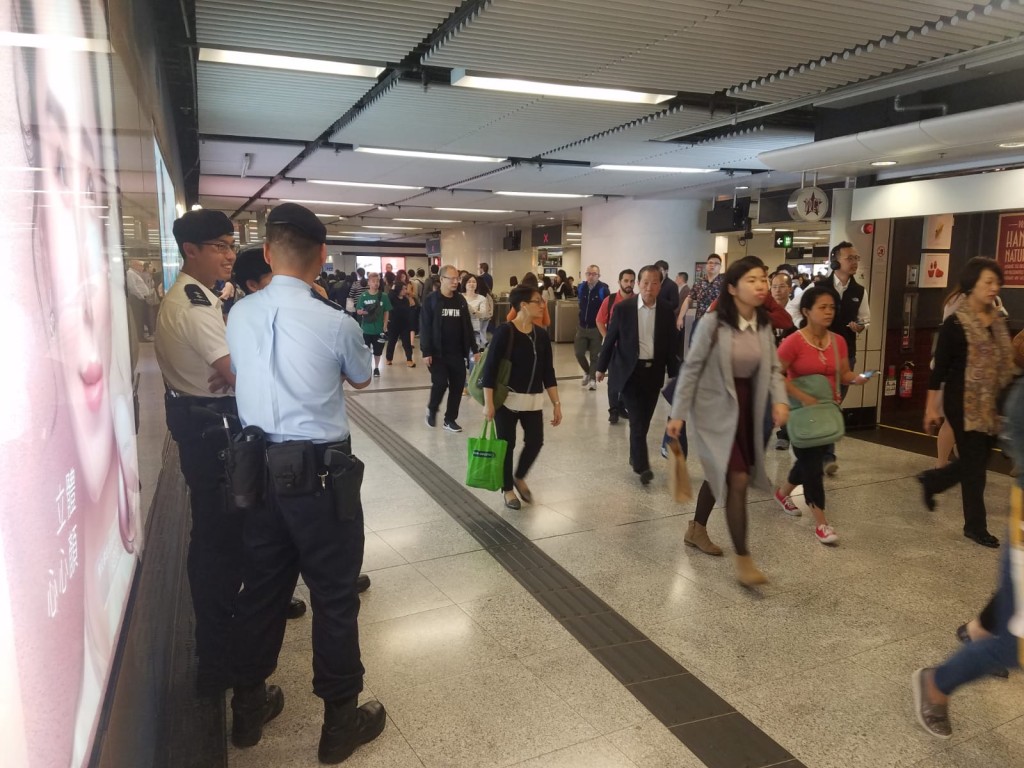 金鐘站大堂及月台有警察維持秩序。 林思明攝