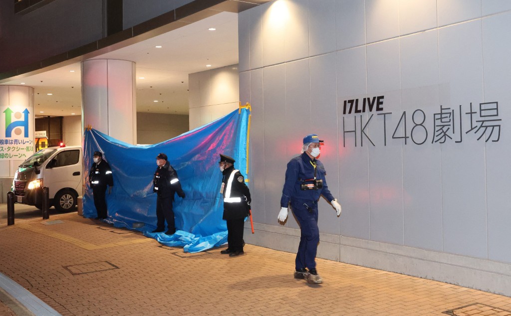 男伤者为女子偶像团体「HKT48」的工作人员。法新社 男伤者为女子偶像团体「HKT48」的工作人员。法新社