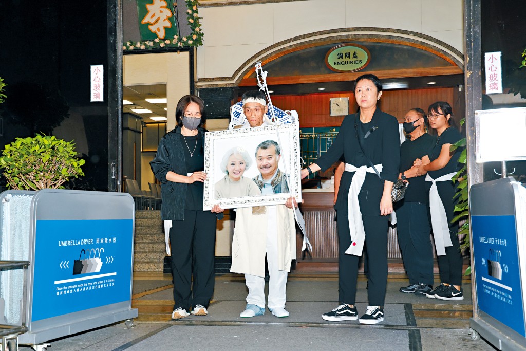 唐佳和雪妮的兒子抱着他們的遺照步出殯儀館,靈柩隨即移奉歌連臣角火葬場火化。