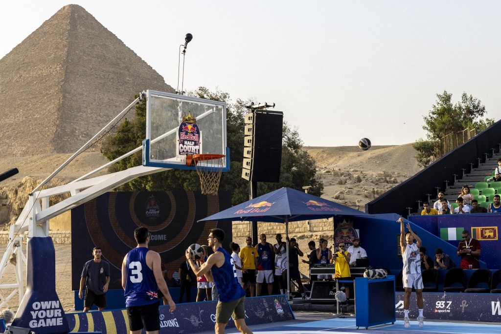 「建龍飛馬B」的張馳岳(右)在「Red Bull Half Court三人籃球賽」世界總決賽，被選參加射籃比賽，挑戰Chris Matthews (Lethal Shooter)以及三人籃球前世界排名第1球隊成員、塞爾維亞球員Dusan Bulut。公關提供圖片