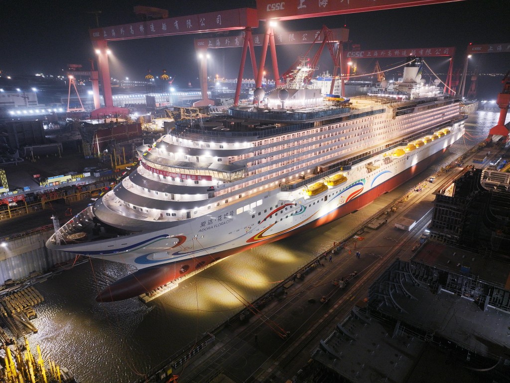 “爱达·花城号”等待船坞内注水起浮。中新社