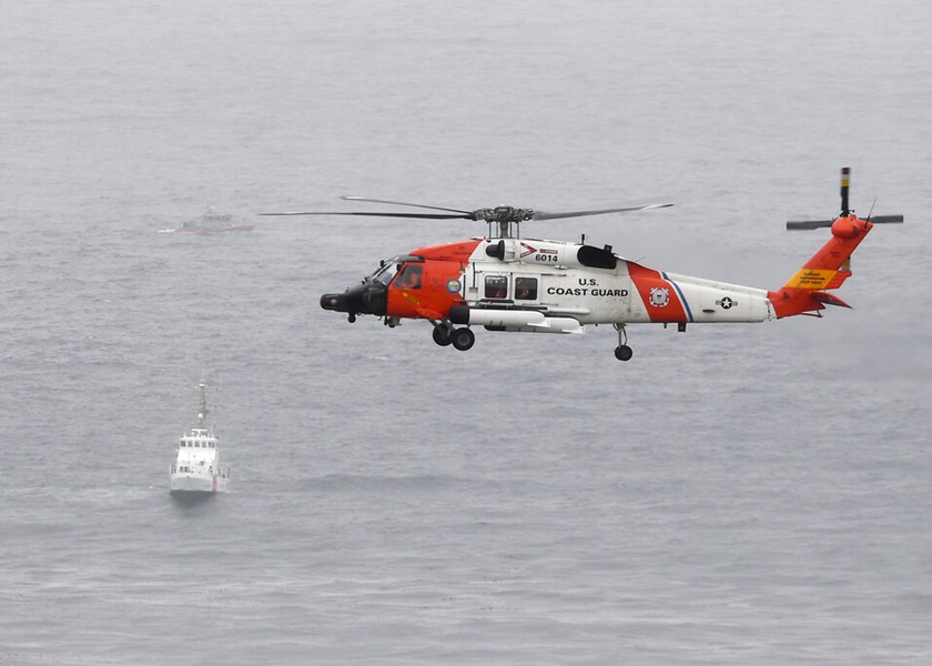 海岸防隊直升機在事發現場海面搜索。AP圖
