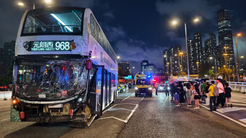 西九龍公路發生3車串燒意外,涉及兩輛私家車及一輛九巴。黃文威攝 西九龍公路發生3車串燒意外,涉及兩輛私家車及一輛九巴。黃文威攝