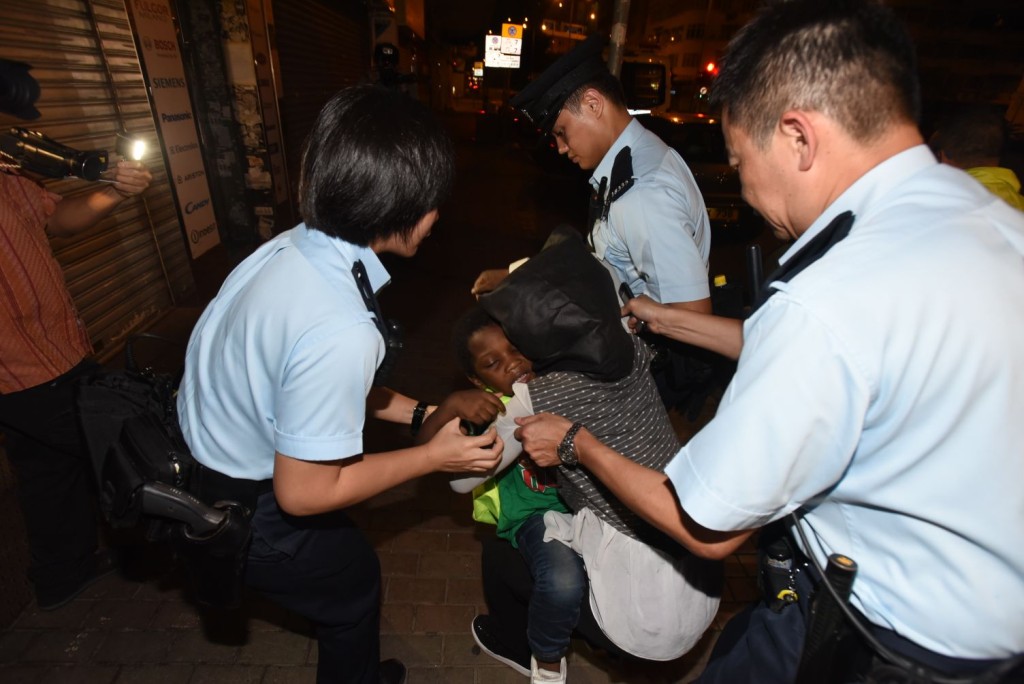 婦人抱着女兒一同返警署扣查。