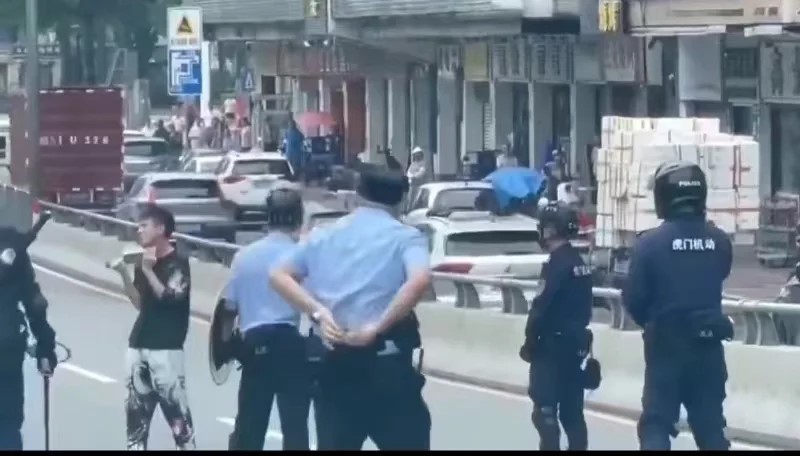 警方包圍持刀男子，雙方對峙。