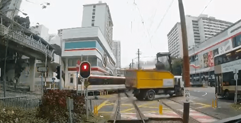 夾斗車懷疑沒有收好吊臂，勾斷輕鐵架空電纜。資料圖片