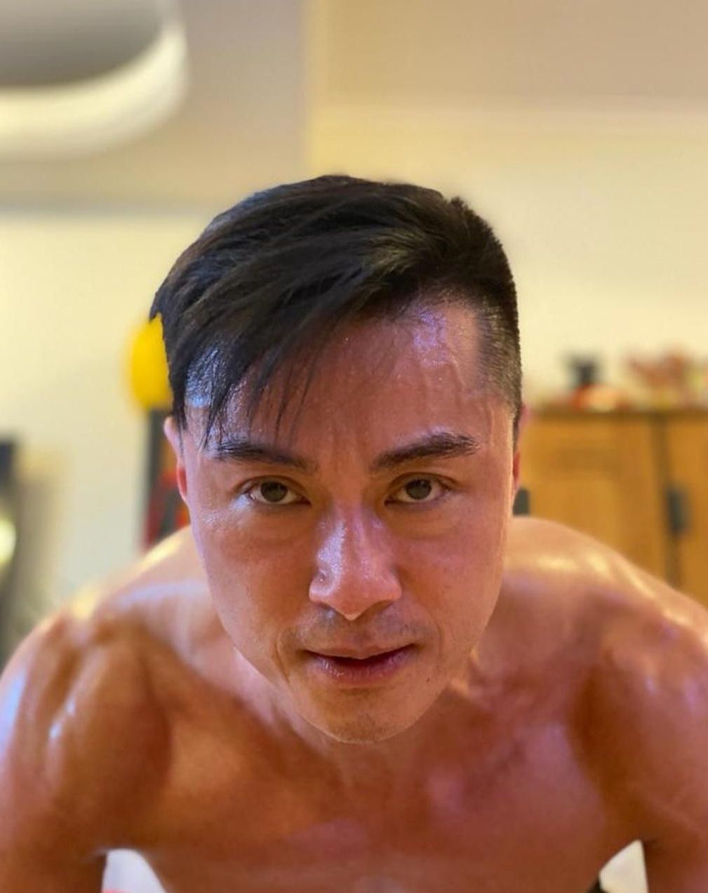 唔少粉丝提议他留在房间做运动。