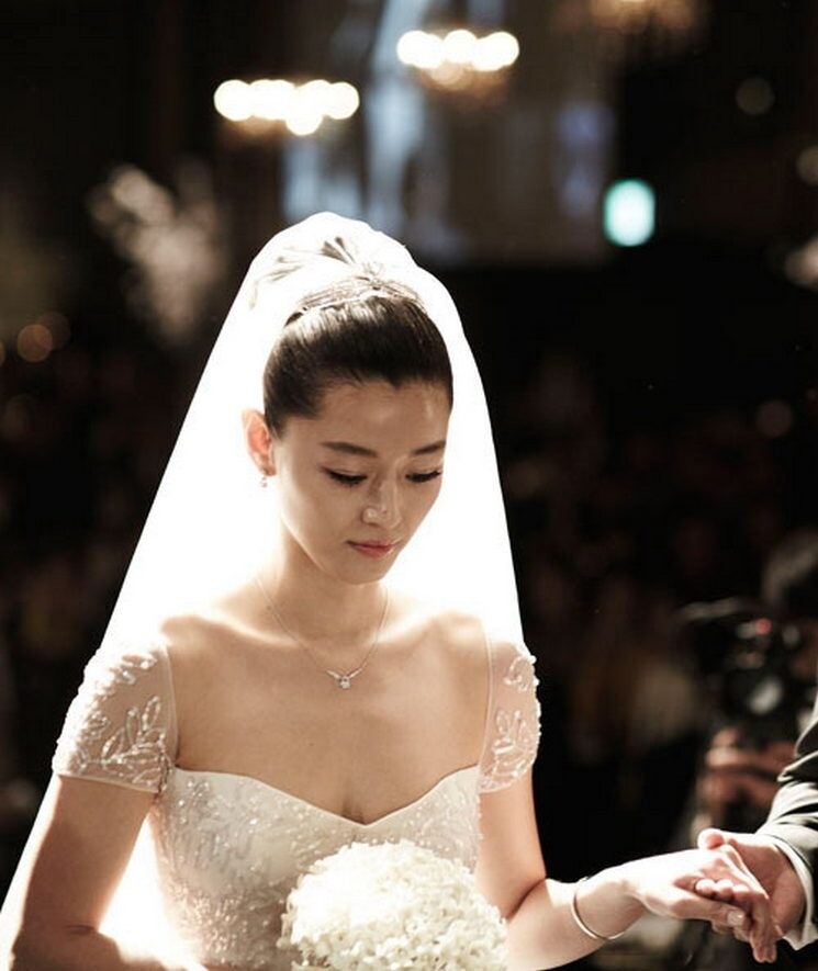 全智賢於2012年與崔俊赫結婚。 全智賢於2012年與崔俊赫結婚。