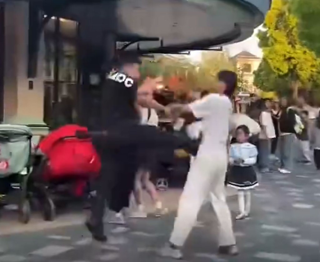 白衣男因勸阻吸煙被黑衣漢追打。小紅書