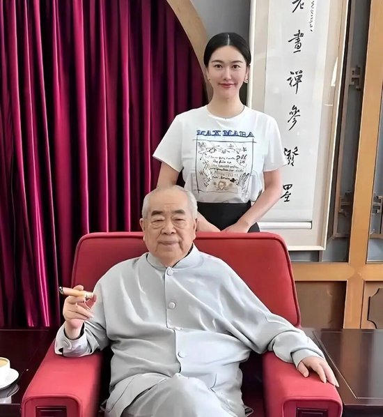 范曾與嫩妻徐萌剛生下一子。網圖