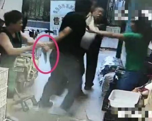 店主拿刀從超市後門追出捅死一該對夫婦。網圖