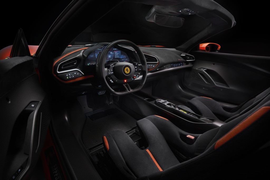 法拉利Ferrari 296 Speciale加強版車廂較為特別是換上輕量碳纖維門板、桶形座椅,表板則以Alcantara覆蓋。