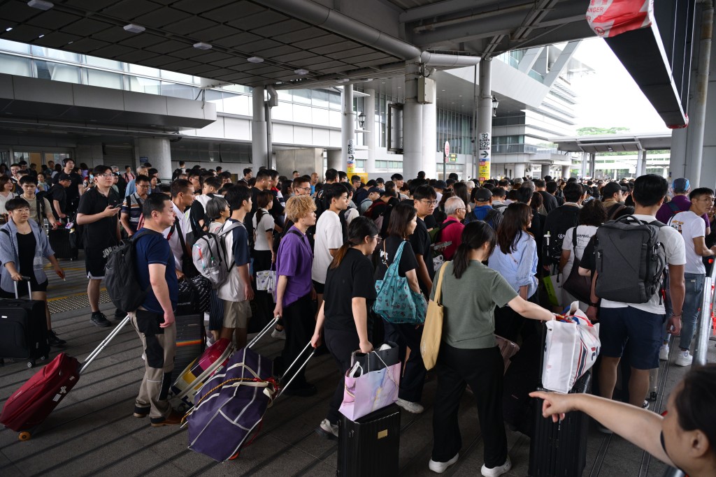 深圳灣口岸人頭湧湧，大批市民返港。