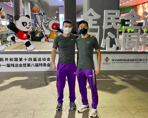 曹星如(右)與教練伍浩文已經抵達陝西省榆林市。 香港拳擊總會圖片