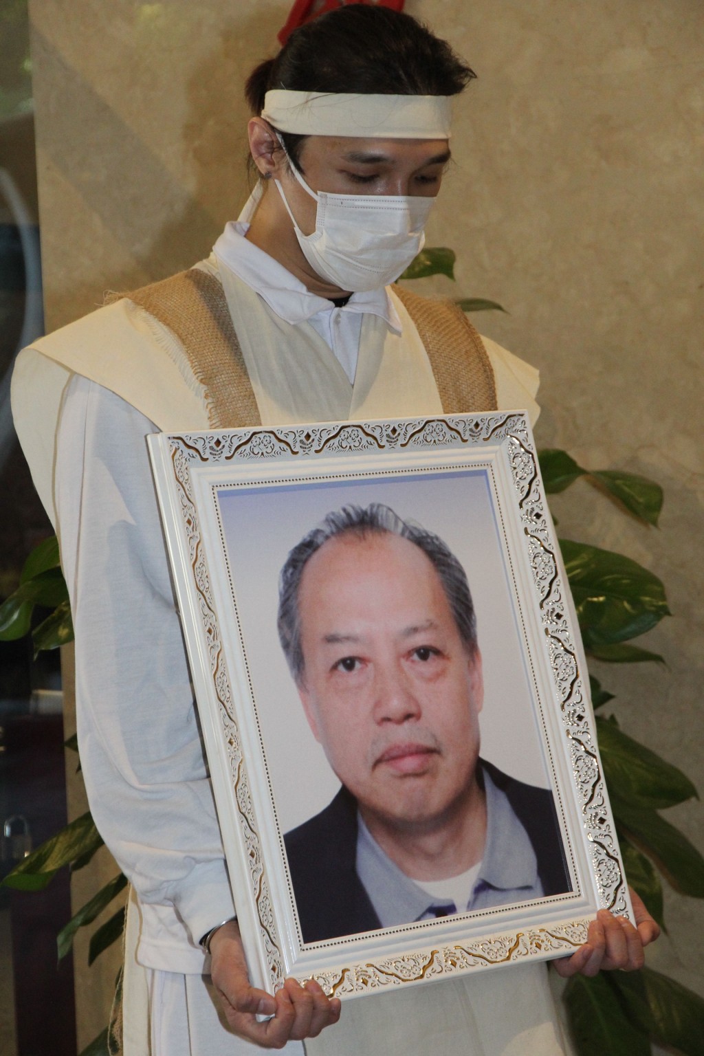 黃又南父親於2020年不幸離世，一臉哀傷送別亡父。