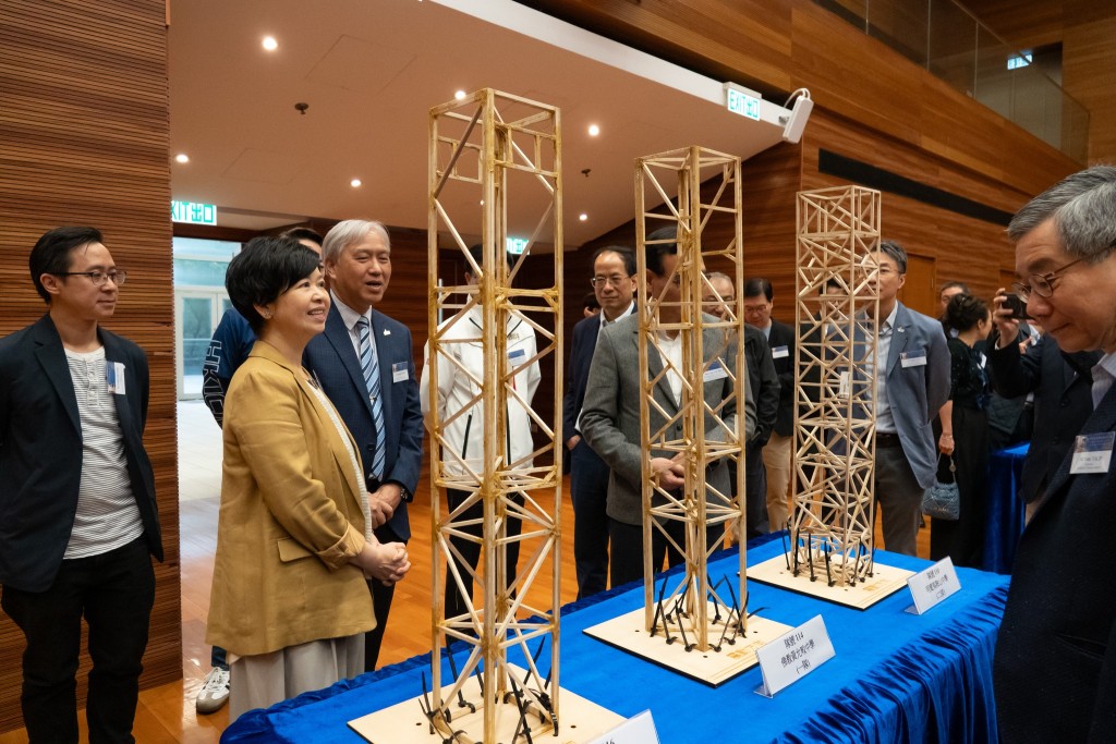 何永賢(左二)早前出席了第19屆中學基建模型創作比賽2025的決賽。何永賢FB圖片 何永賢(左二)早前出席了第19屆中學基建模型創作比賽2025的決賽。何永賢FB圖片