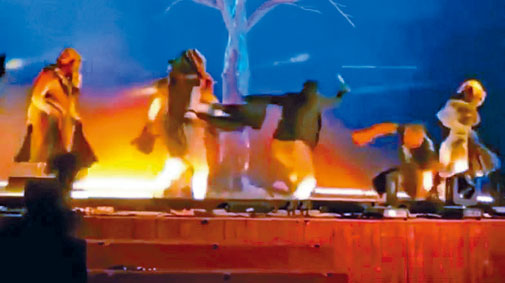 一名男子突然衝上台揮刀，正在表演的音樂劇演員四散。