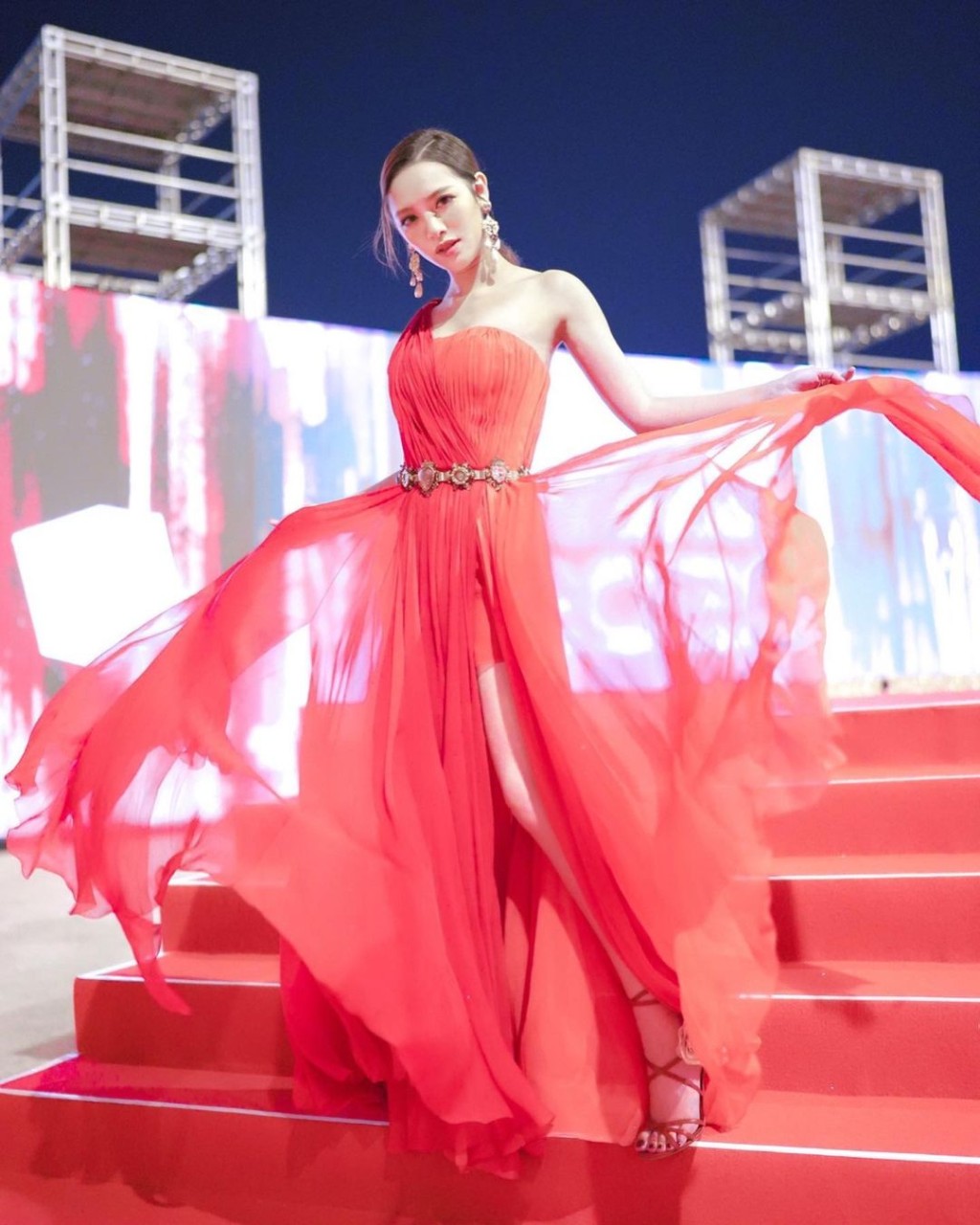 馮盈盈在《萬千星輝頒獎典禮2020》的戰衣。