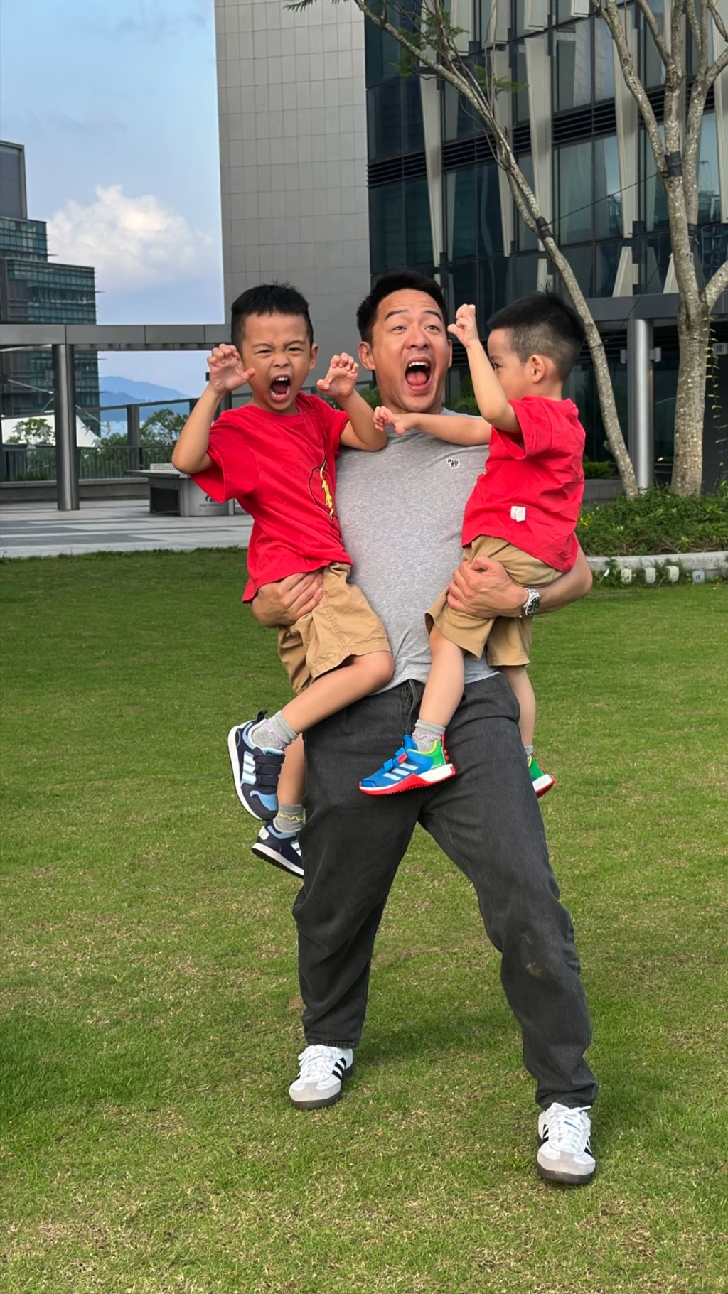 陈智燊轻松举起两个儿子。