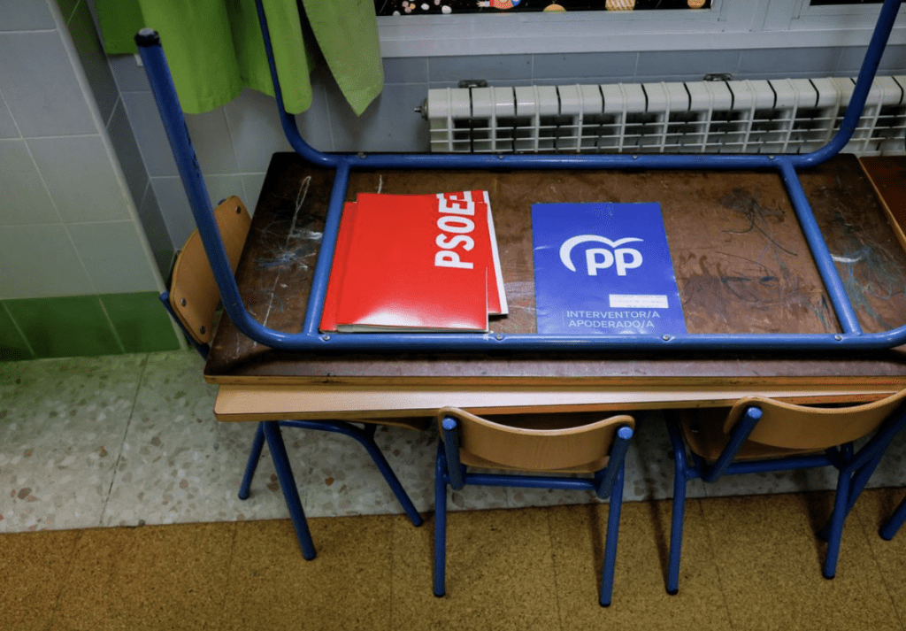 在西班牙南部隆達舉行的地方選舉，在投票站的桌子上可以看到工人社會黨 (PSOE) 和人民黨 (PP) 的文件夾。路透社