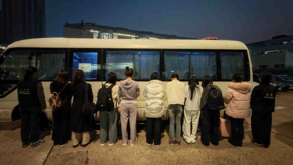 警聯同入境處油尖反黑工及掃黃 拘捕30人。警方圖片