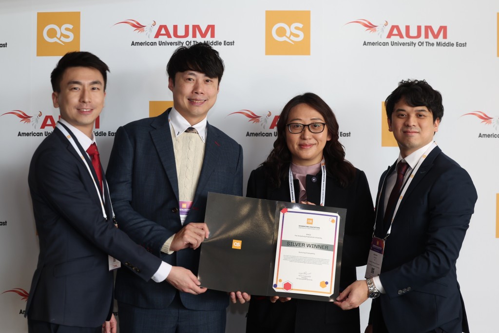 理大康复治疗科学系副系主任及副教授魏佩菁（右二）及其团队为学生提供模拟临床培训，协助他们从课堂过渡至临床实习，在「培育就业能力」组别获得银奖。团队其他成员包括康复治疗科学系神经康复治疗学讲座教授及系主任彭耀宗、副教授陈子颂、实务副教授胡道明（左二）、实务助理教授叶惠豪（右一）及傅家聪（左一）。理大提供