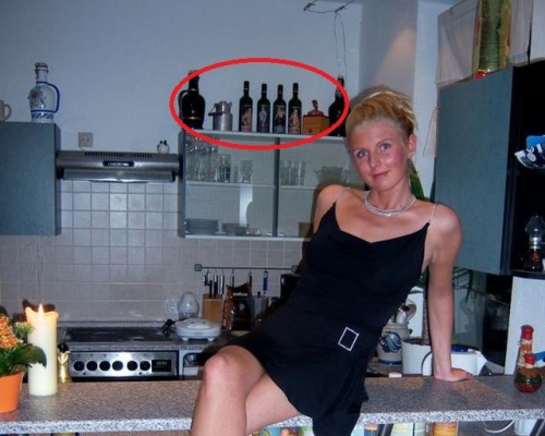 比耶斯曼穿上黑色低胸短裙，坐在一批印有希特拉肖像的酒瓶前拍照。網上圖片