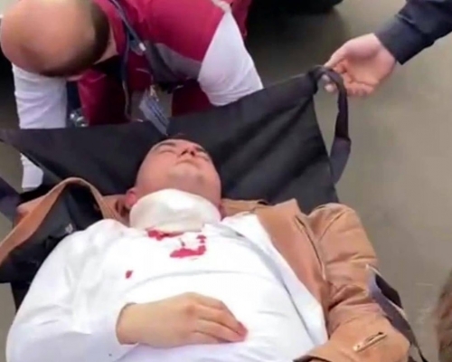 拉特波夫自殘後癱倒在被告欄的長椅上，不省人事。@franakviacorka Twitter