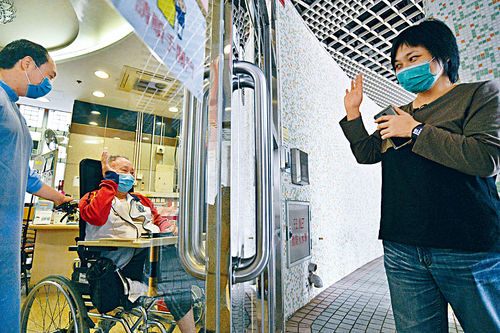 ■保良局旗下樂安居安老院，讓家屬隔院舍玻璃大門有限度預約見面。