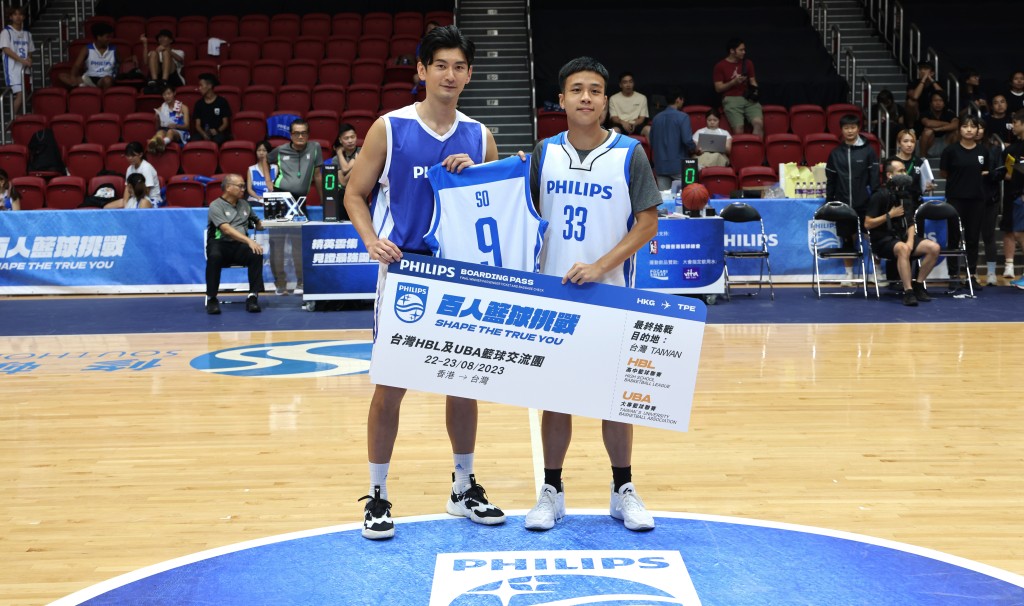前香港篮球代表队成员苏伊俊(左)颁奖。