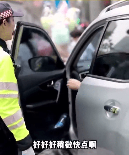 对于驾驶者违规，女警也是温柔提醒。