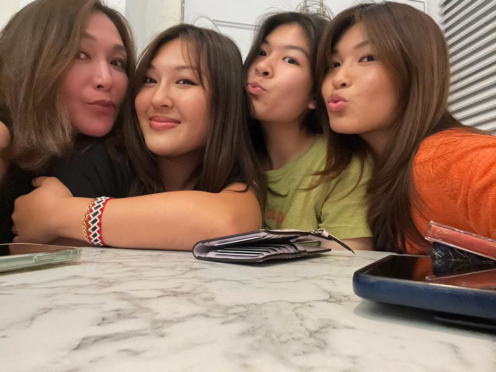 張鳳妮（左）與三個女兒好似樣。