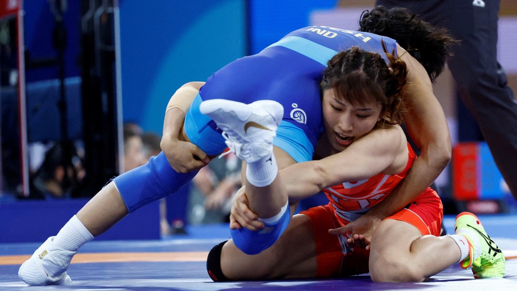 福加特（Vinesh Phogat）形勢大好，在第一輪比賽中擊敗上屆奧運金牌、日本選手須崎優衣。 路透社