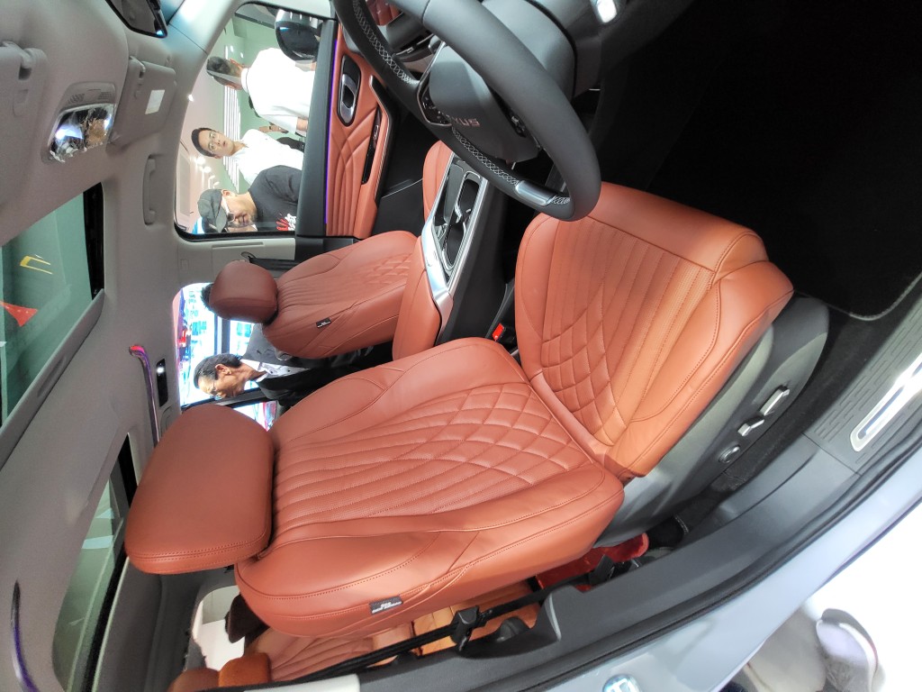 全新MG M9 CE Launch Edition豪装特别版电动七人车，配合意大利真皮包裹的座椅及门壁