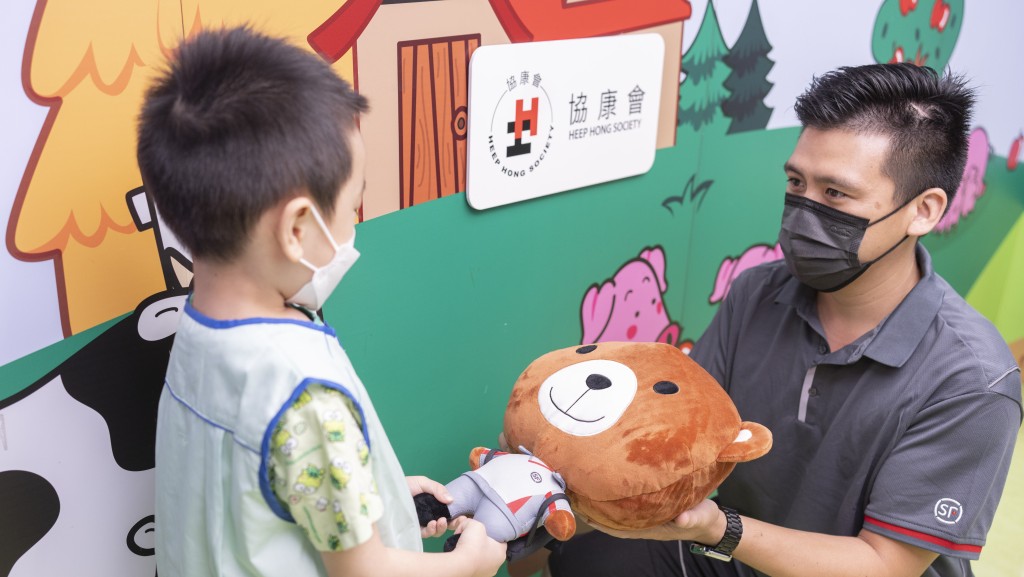 順豐香港宣布推出「順回益」社區送暖計劃,協康會成首間受惠機構。順豐香港提供