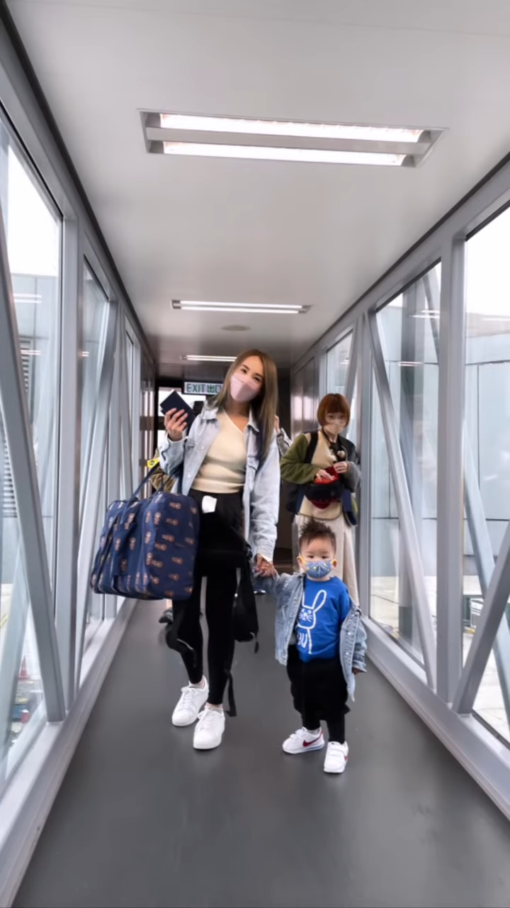 杨洛婷最近带仔女同妈妈去旅行。