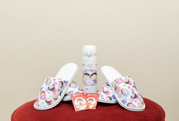 每房客人均會獲贈內有拖鞋及熱水瓶的櫻桃小丸子主題禮品包。