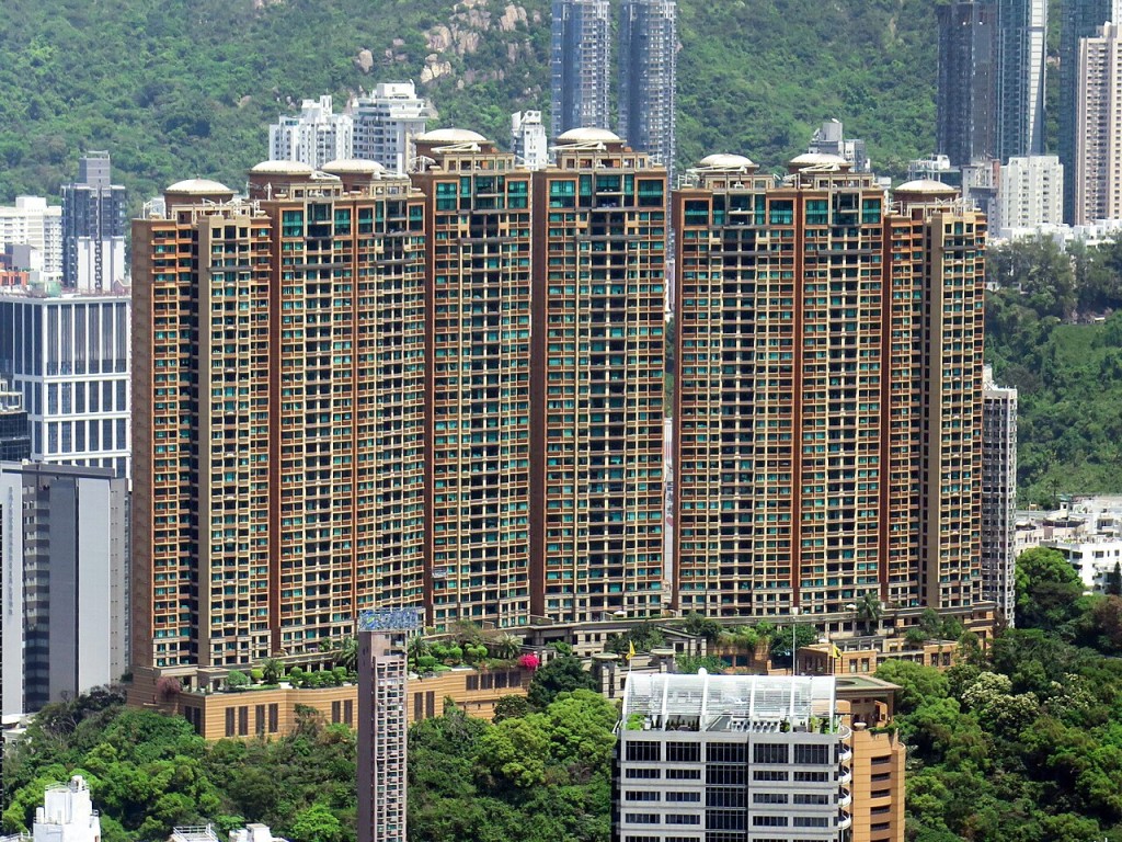 位於樂活道的禮頓山由新鴻基發展,於2002年入伙,物業提供8座逾540伙。 位於樂活道的禮頓山由新鴻基發展,於2002年入伙,物業提供8座逾540伙。