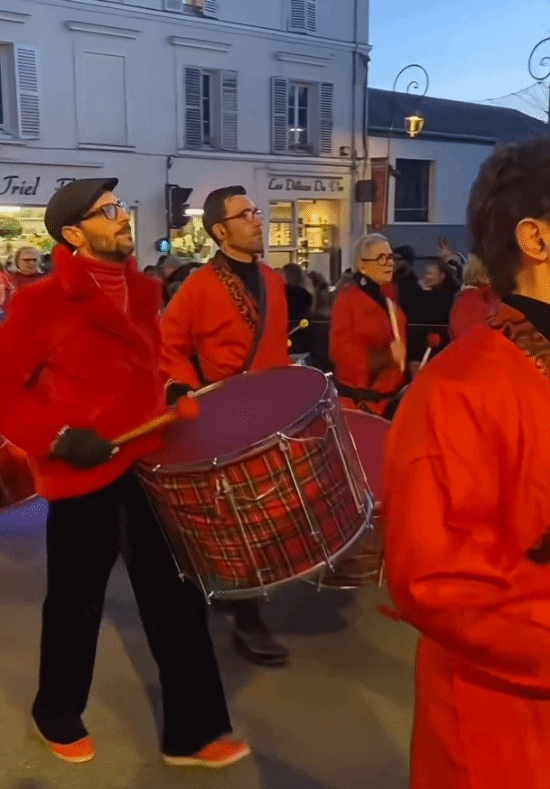 法國萬人小鎮上演「地道春節」，舞龍又舞獅。