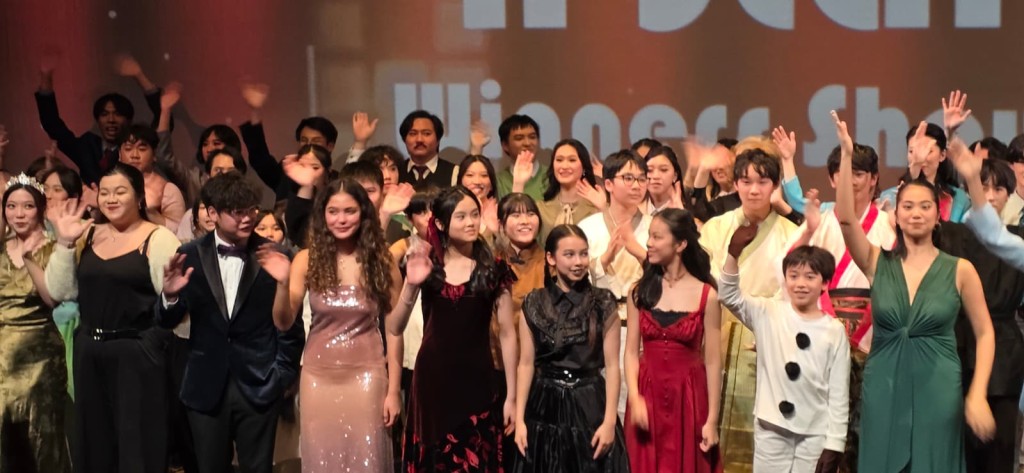 「香港音樂劇節2026」作曲組優勝作品為《My Voice, Your Score》,由鄺頌芝作曲、作詞。 「香港音樂劇節2026」作曲組優勝作品為《My Voice, Your Score》,由鄺頌芝作曲、作詞。