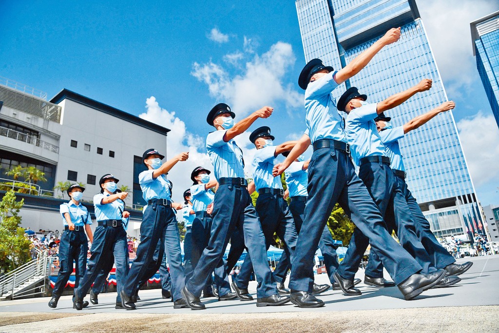 警方為吸納更多人才加入，取消「在港居住七年或以上」的居港年期規定，符合「永久性居民」要求的人士均可投考。