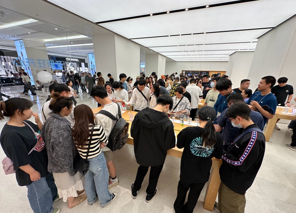 iPhone 15首日開賣，內地各專門店也大排長龍。微博