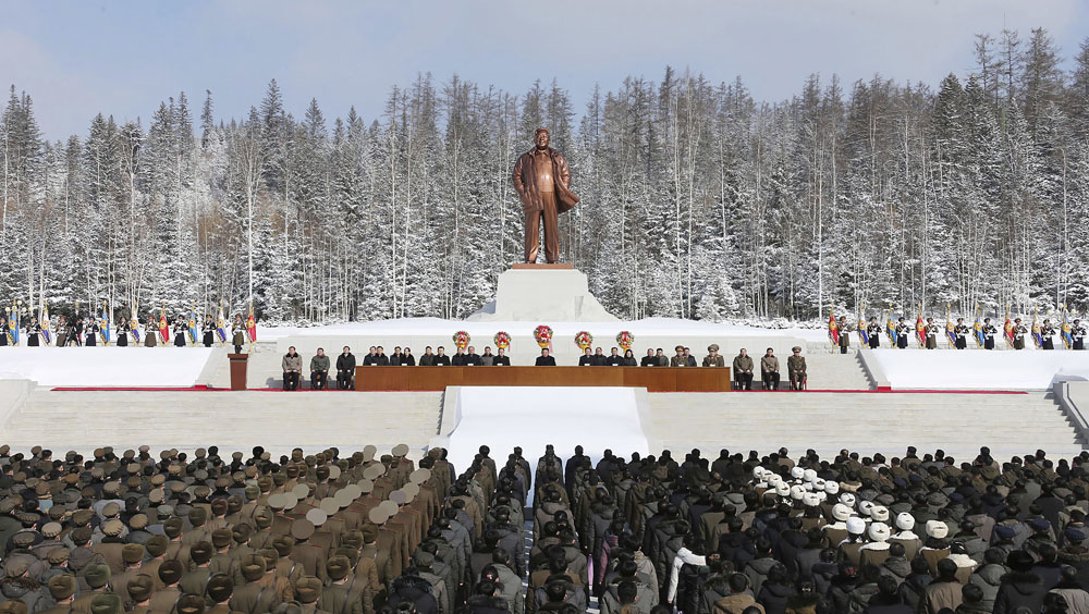 金正恩出席纪念金正日诞辰80周年大会。AP图