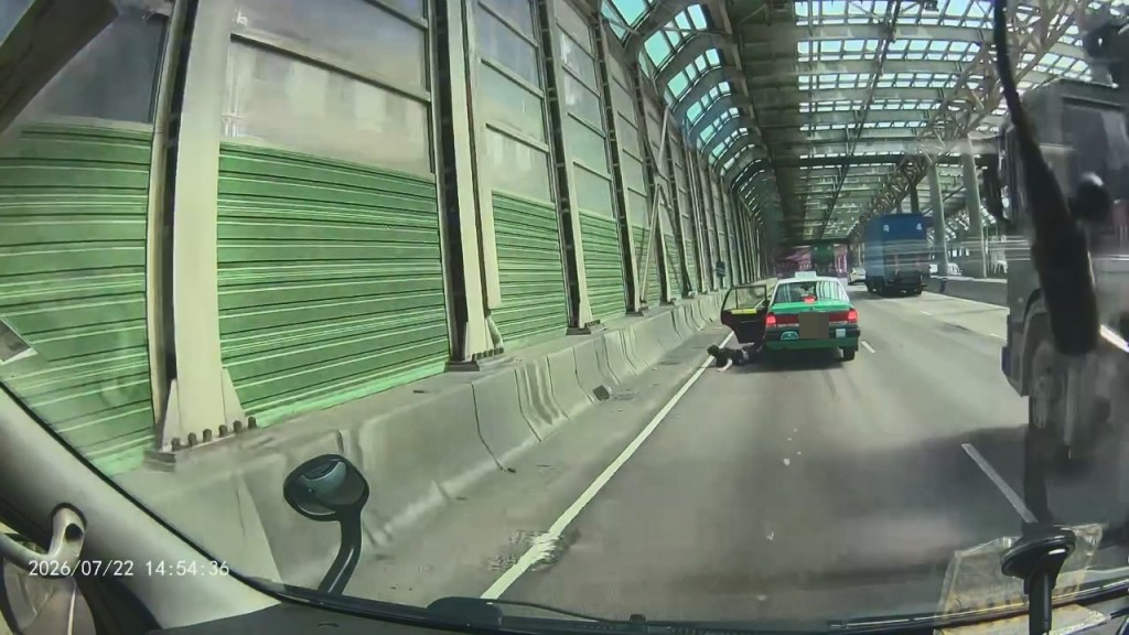 男子突然打開左車門跳車,倒地後在地上打跟斗。fb「屯門公路塞車關注組」Pong Wu片段截圖 男子突然打開左車門跳車,倒地後在地上打跟斗。fb「屯門公路塞車關注組」Pong Wu片段截圖
