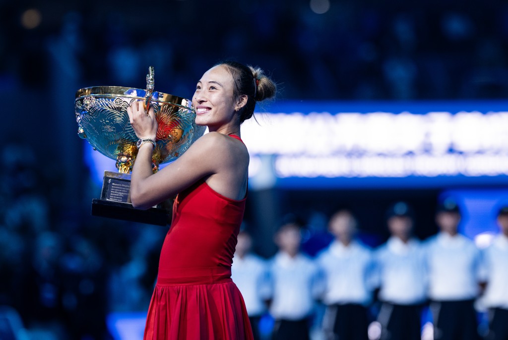 郑钦文成为首位赢得这项 WTA1000 赛事冠军的本土球员。中新社