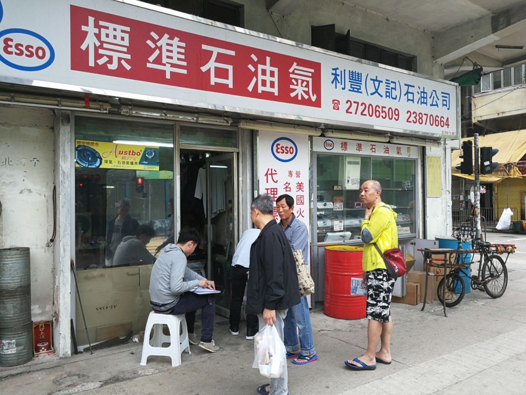 店主被偷去5個石油氣爐，3箱大約160枝石油氣。
