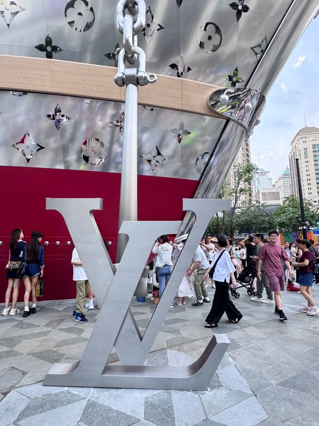 LV的「路易號」吸引大量民眾前去打卡。小紅書 LV的「路易號」吸引大量民眾前去打卡。小紅書